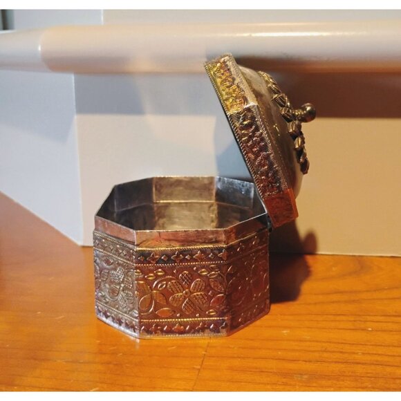 Vtg Tibetan Mughal Indian Silver Metal Repousse Octagon Shaped Spice Jewelry Box - Picture 3 of 12